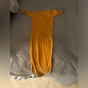 Newborn tie up gown. Goumi by Babylist. Newborn.